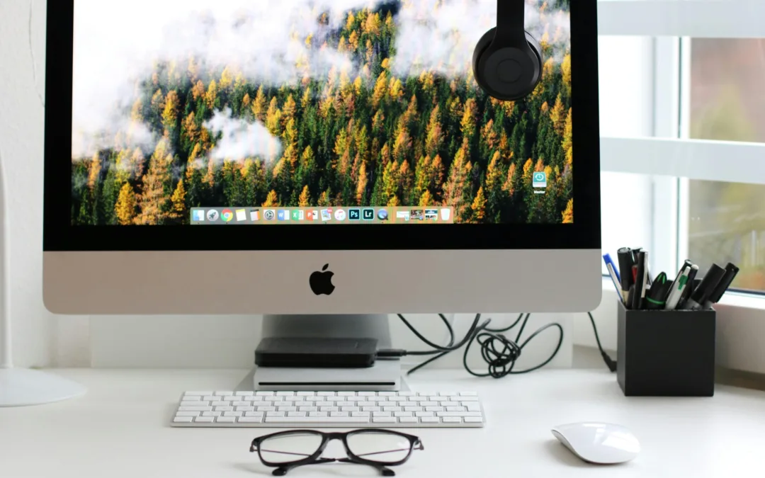 Free Stylish home office workspace featuring a computer setup with accessories. Stock Photo